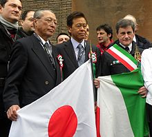 220px-Hiroyasu_Ando_and_Gianni_Alemanno_cropped_Hiroyasu_Ando_and_Gianni_Alemanno_20110320[1]